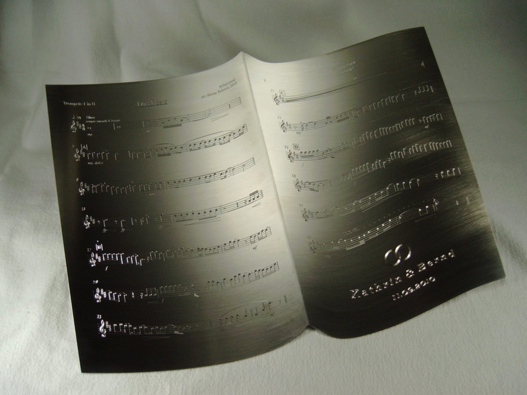 diamantgravur-auf-notenblatt-aus-edelstahl Diamond engraving on stainless steel music sheet