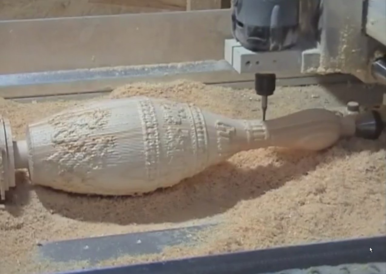 Holzkegel auf vierter Achse Holzkegel auf vierter Achse