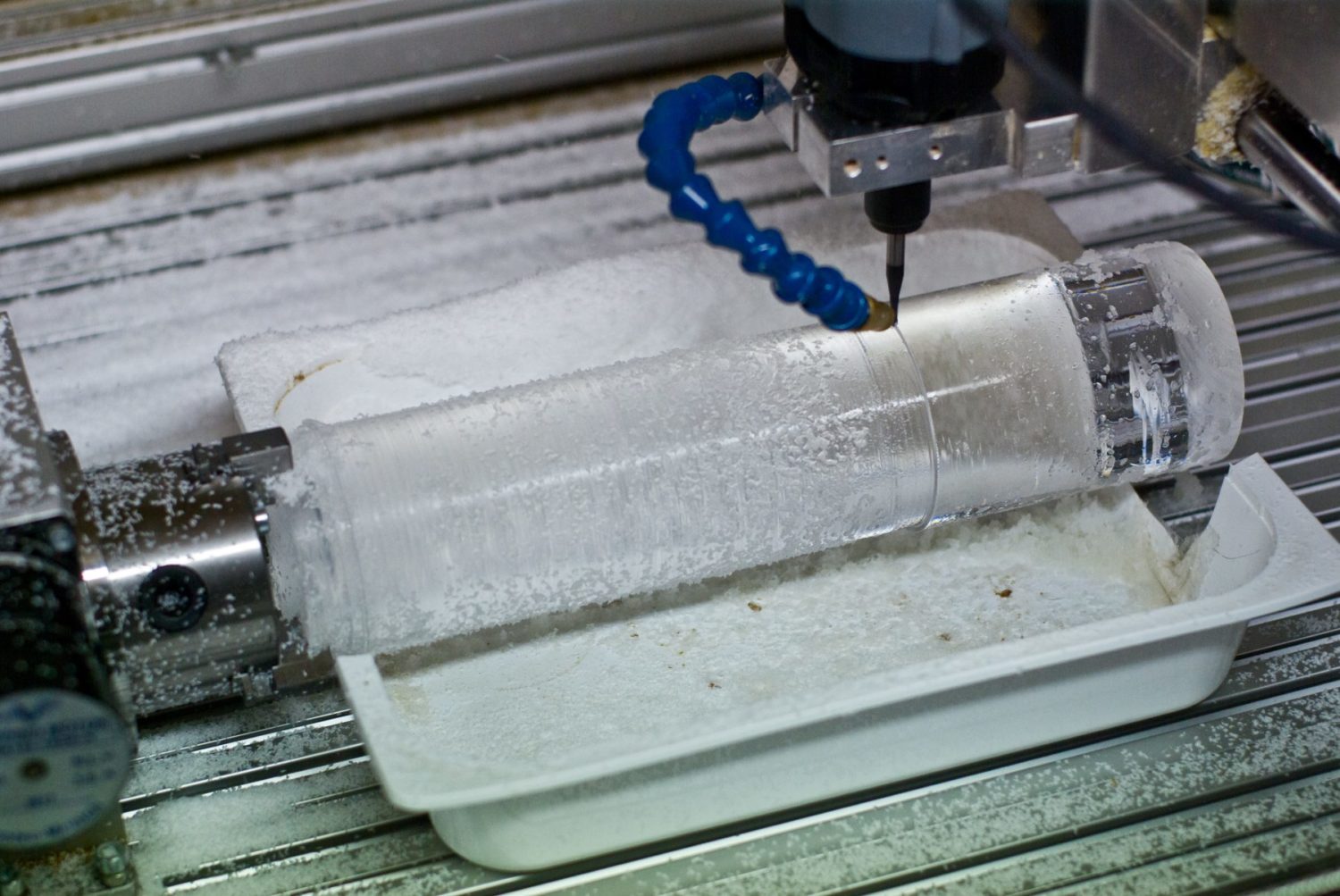 Plexiglas Flasche auf Rundachse gefertigt Plexiglas Flasche auf Rundachse gefertigt