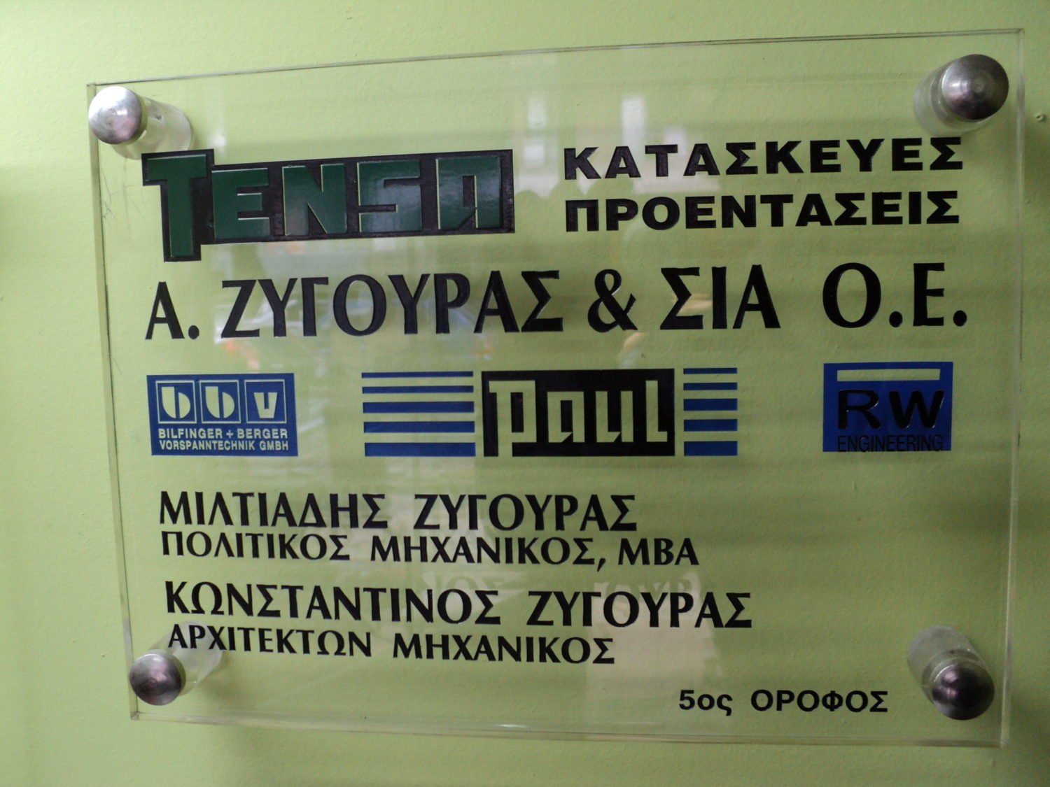 plexiglas-schild-mit-farbe-ausgelegt plexiglas schild mit farbe ausgelegt