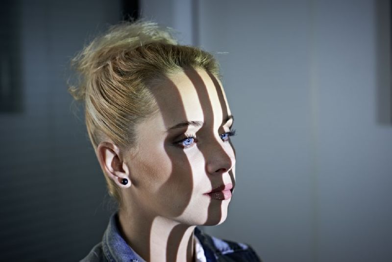 3d-scannen-streifenlicht-auf-gesicht-model-modell 3d-scannen-streifenlicht-auf-gesicht-model-modell