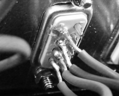 Lötkunstwerk am D-Sub Stecker der CNC Portalfräse CE EMV Katastrophe Lötkunstwerk am D-Sub Stecker der CNC Portalfräse CE EMV Katastrophe