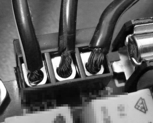 Etliche 230 Volt stromführende Leitungsenden lang abisoliert. Ader-Endhülsen fehlen and DIY CNC Fräse Etliche 230 Volt stromführende Leitungsenden lang abisoliert. Ader-Endhülsen fehlen and DIY CNC Fräse