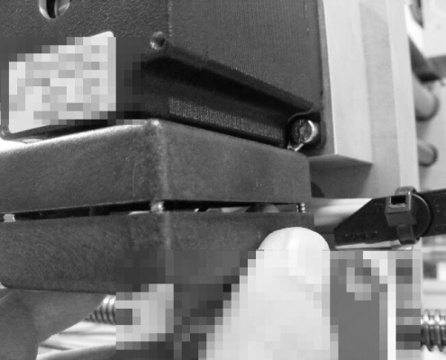 A completely opened distribution box on the x-axle. Acompletelyopeneddistributionboxonthex axle.