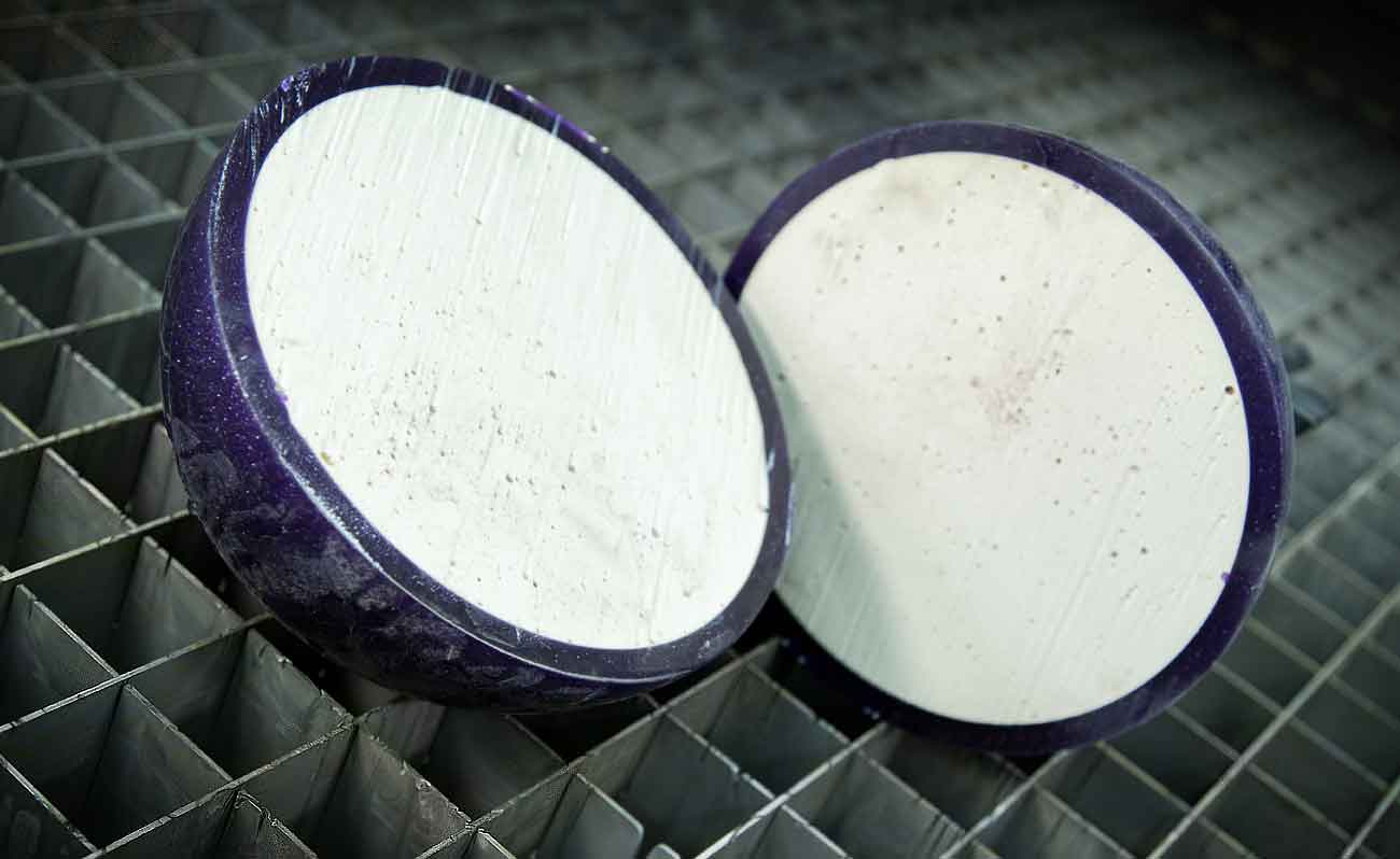 Bowling ball halved by the flowJET Bowling ball halved by the flowJET