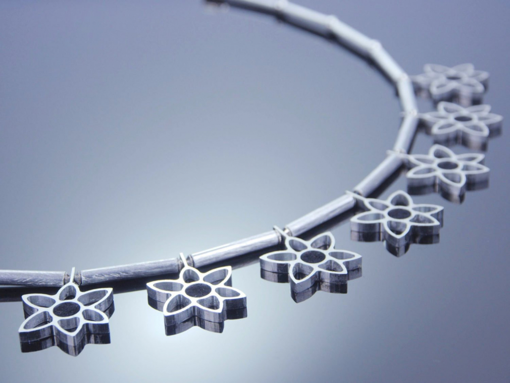 Edle Halskette mit Blüten aus Aluminium Edle Halskette mit Blüten aus Aluminium