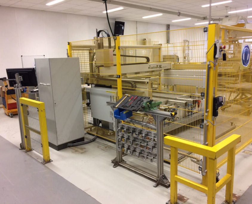 Fräsen hinter Schutzgitter Zaun Fräsen hinter Schutzgitter Zaun