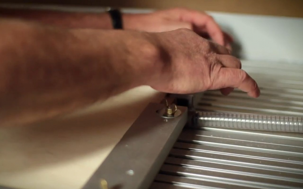 Furniersperrholz Befestigung mit vakuumtisch und Spannzeugen Furniersperrholz Befestigung mit vakuumtisch und Spannzeugen