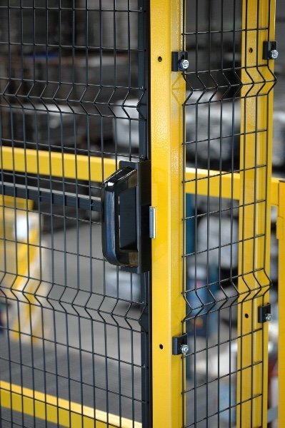 Türgriff an Sicherheitseinhausung Türgriff an Sicherheitseinhausung
