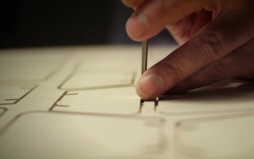 Mit Stecheisen an Stegen Teil entfernen Mit Stecheisen an Stegen Teil entfernen