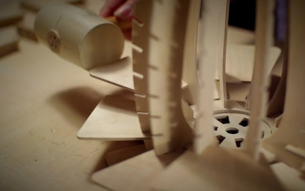 Montage Holzteile mit Holzhammer Montage Holzteile mit Holzhammer