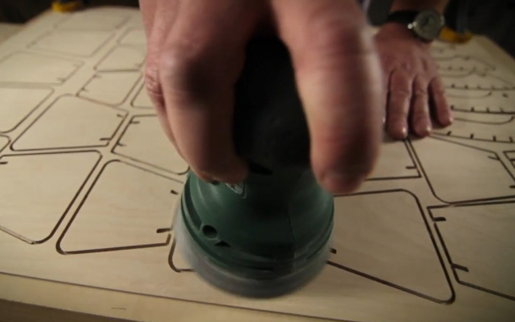 Schleifen des Furniersperrholz Schleifen des Furniersperrholz